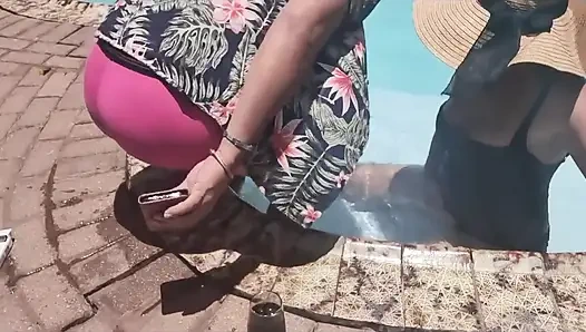 Rastgele adam tatil havuzunda sakso çekiyor