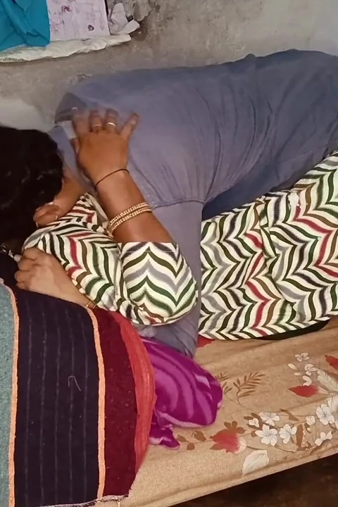 Komşunun baldızı beni eve davet etti, ona tatlı süt verdi