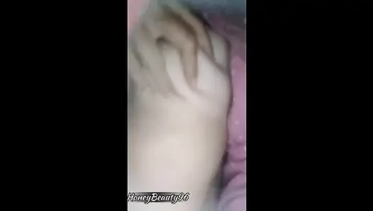 Hintli üniversite öğrencisi göğüsleriyle oynuyor
