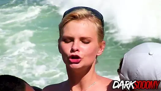 Sarışın tarra beyaz ırklararası üçlü