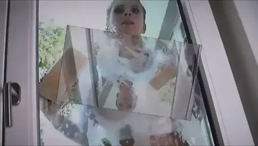 Büyük memeli sarışın latin