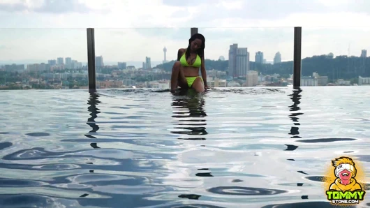 Büyük memeli tenli Asyalı orta yaşlı seksi kadın mükemmel yarağa biniyor