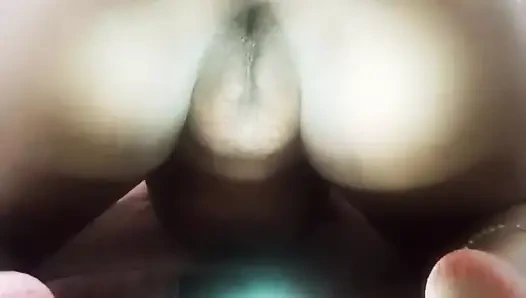 Çift dildonun tadını çıkarıyor