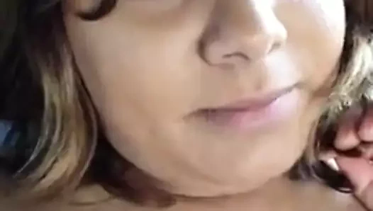 Kaltak bir parkın yanında arabanın içinde şişman kedi ile oynuyor