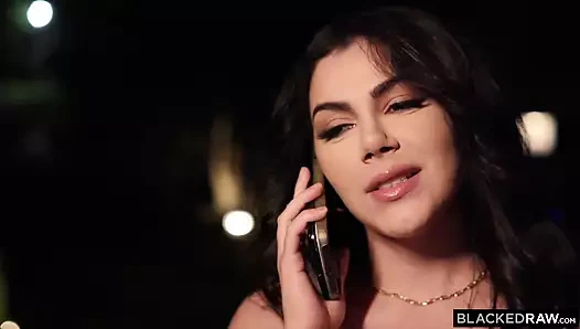 Blackedraw büyük zenci yarağına aç ateşli evli kadın Valentina Nappi sikiliyor