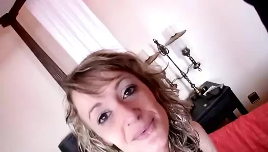 Ateşli olgun kadını yatağında sert sikiyor