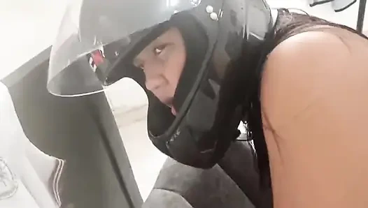 Sadece kocamın en iyi arkadaşını siktiğimi öğrenmemesini diledi