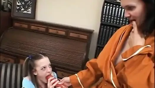 Yaşlı ve genç lezbiyenler evde dildoyla oynuyor