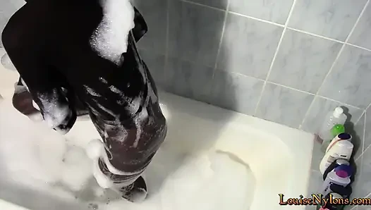 Seksi Louise, tamamen külotlu çorapla banyo yapıyor
