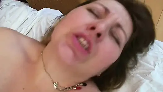 Büyük memeli güzel ve seksi düzgün vücutlu kadın sert yarağıyla oynamanın ve yalamanın tadını çıkarıyor