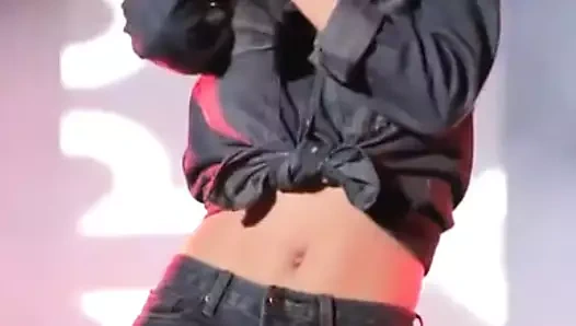 Hyunyoung güzel karnını gösterdi