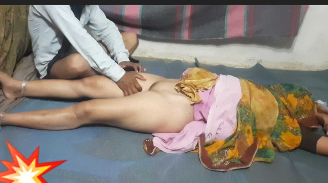 Kayınbiraderi yağ uygulayarak baldızın amına masaj yaptı, kayınbiraderi ona vücut masajı yaptı