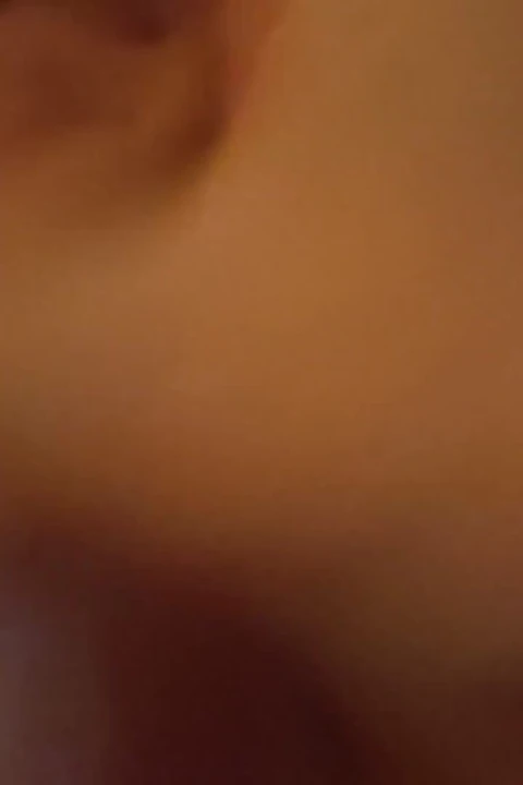 Kanepede yatıyorum ve küçük yarağımı sıvazlıyorum, hızlı küçük orgazm yaşıyorum