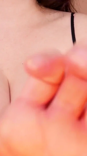 Эмоциональный момент из "JOI EN - Няня ждет своей оплаты спермой"