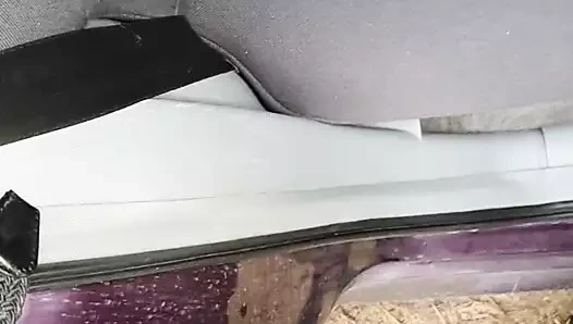 Arabanın arka koltuğuna işemek