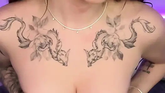 Edepsiz sohbet, ginormous ile yakışıklı çıplak bir kadının yer aldığı bu harika sert porno ile daha seksi olmak üzere