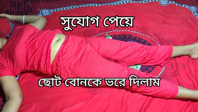 Настоящая индийская сводная сестра помогает сводным брату быстро кончить в ее трусики, пока родители ждут на улице