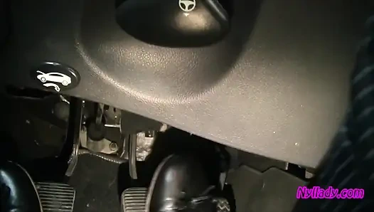 Erkek delisi yüksek topuklu çizmeler ve siyah bale daireleri içinde bravo'sunu sürüyor ve canlandırıyor