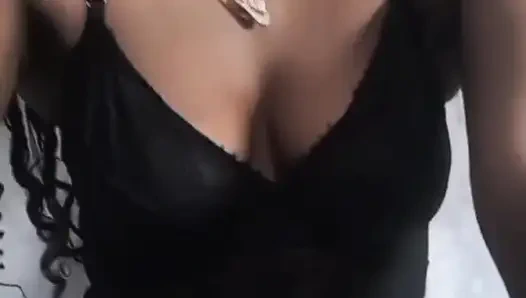 Sıcak Latin Latina, özel içeriklerin tadını çıkarmak için gizli sayfasında seni bekliyor