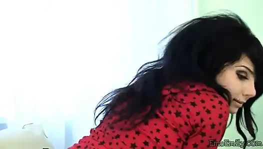 Seksi emo genç kız tek başına mastürbasyon yapıyor