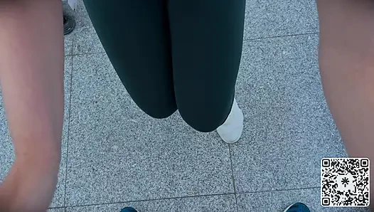 Büyük götlü sarışın beni asansörde aldı ve merdiven boşluğunda sikiliyor - çok yüksek sesle mi?