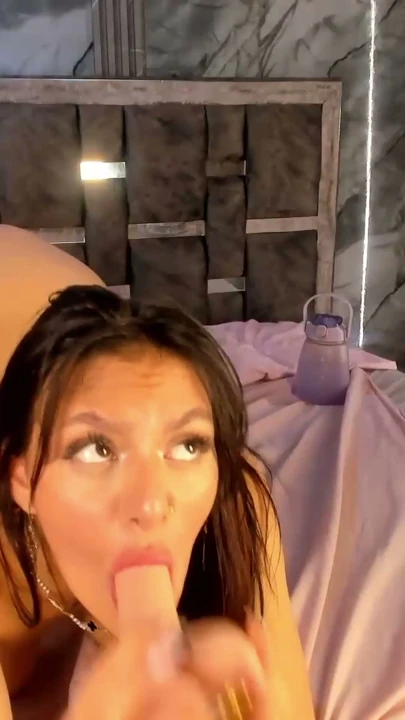 Üvey babama nasıl sakso çekileceğini gösteriyorum