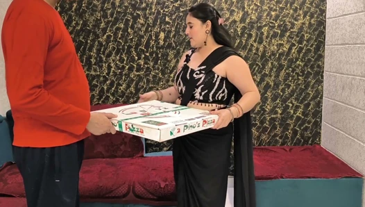 Pizzacı adam Hintli bayanı bedava pizza için sikiyor