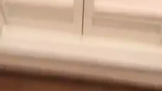 onun banyosuna bakıyorum