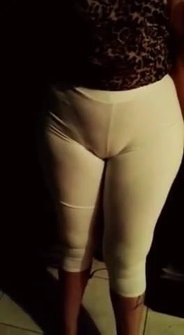 Meu marido me exibe legging branca marcando e enfiada