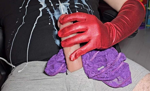 Kadının külotunu sıvazlıyorum. Amının kokusunu alıyorum ve büyük boşalıyorum