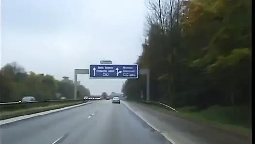 Güzel sarışın piliç iki serseriyi memnun ediyor