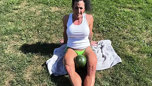 Kaslı orta yaşlı seksi kadın kandys karpuz ezme hakimiyeti