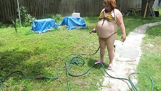 Beni ve iri güzel kadın travesti dee dee dee'i hortumla temizleyip birbirimizi temizliyorum