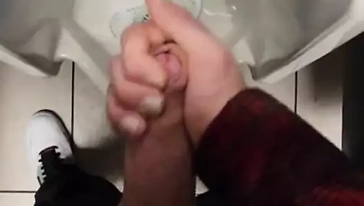 Gerçek riskli Johnholmesjunior meşgul Seattle halka açık erkekler tuvaletinde döl boşaltıyor