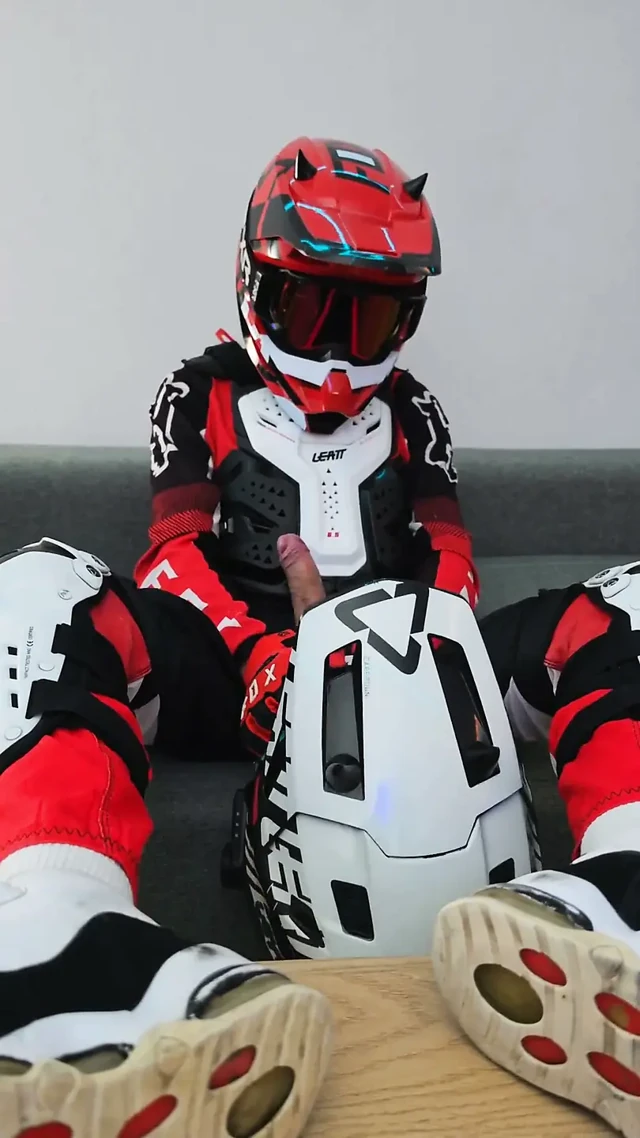 Yaramaz motorcu mx kaskına boşalıyor