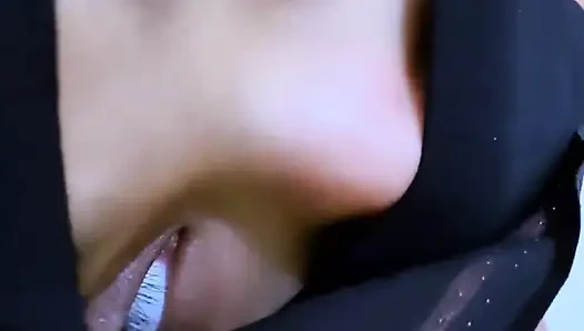 Arap güzel ateşli kolaj kız pansiyonda mastürbasyon yapıyor ve fışkırtarak orgazm oluyor!