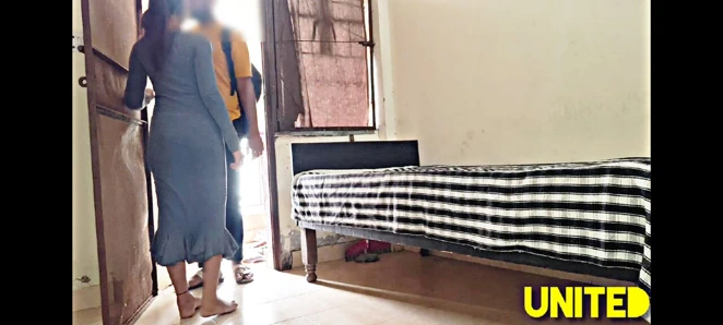 Koca işten yorgun bir şekilde eve geldi ve seksi evli kadın cinsel arzusunu yerine getirmek için sert seks yapıyor dedi