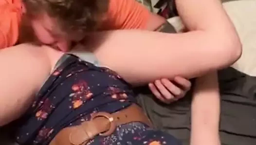 Kocası funkthebull'un arkasından temizlik yapıyor