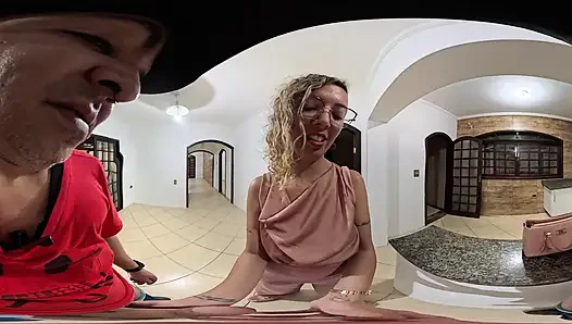 Kadın yönetici boş bir evde müşterisiyle emiyor ve seks yapıyor.