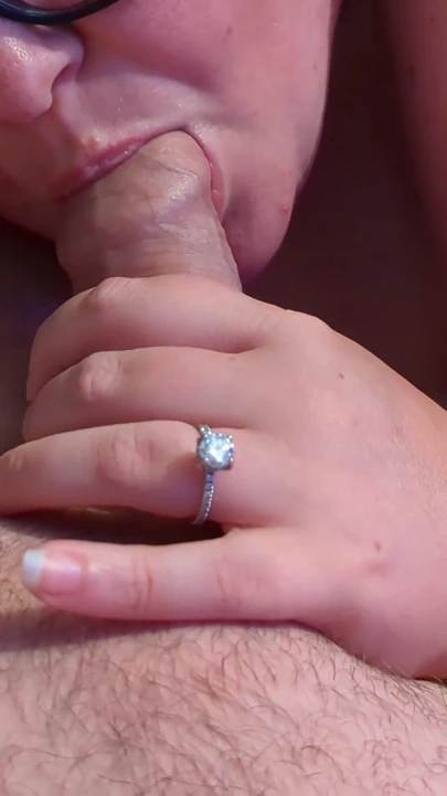 Boşalana kadar sakso çekmeye başlıyor