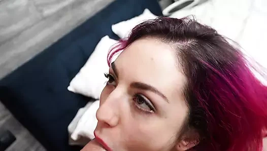 Kızıl saçlı kız arkadaş güzel bir yarak sürprizi alıyor