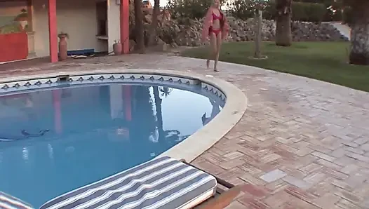 Karolina King Bikini Striptiz