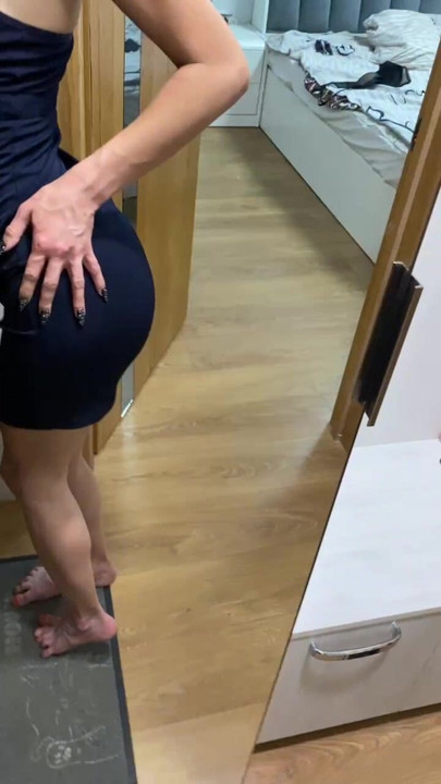 Seksi kız dans ediyor ve vücuduyla oynuyor. Şehvetli solo dans - sahne 4 bölüm 1