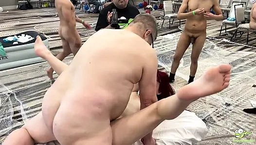 Sanguine Rose'un grup seks videosu gonzo bakış açısıyla bonus görüntülerle kaydedildi