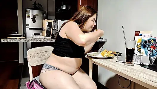 Nicole'ün taco doldurması - karnının büyümesini izle!