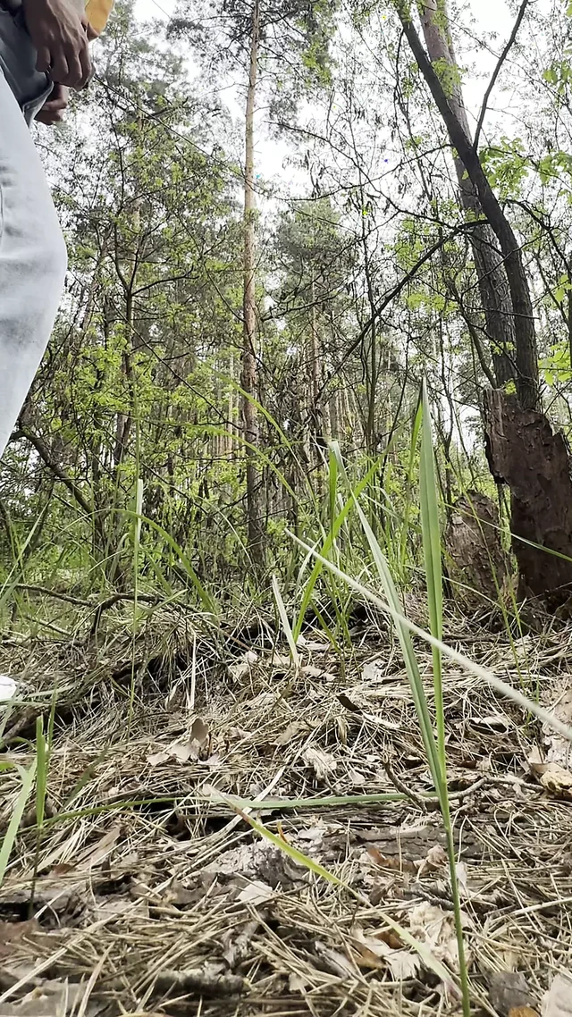 Жена писает в лесу