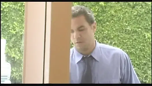 Büyük memeli sarışın uzman gibi yarak emiyor ve amını sert siktiriyor