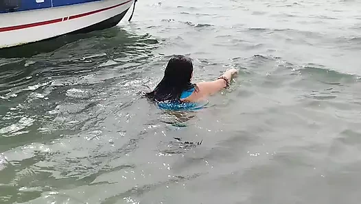 Tombul latin plajda ne kadar büyük bir göt