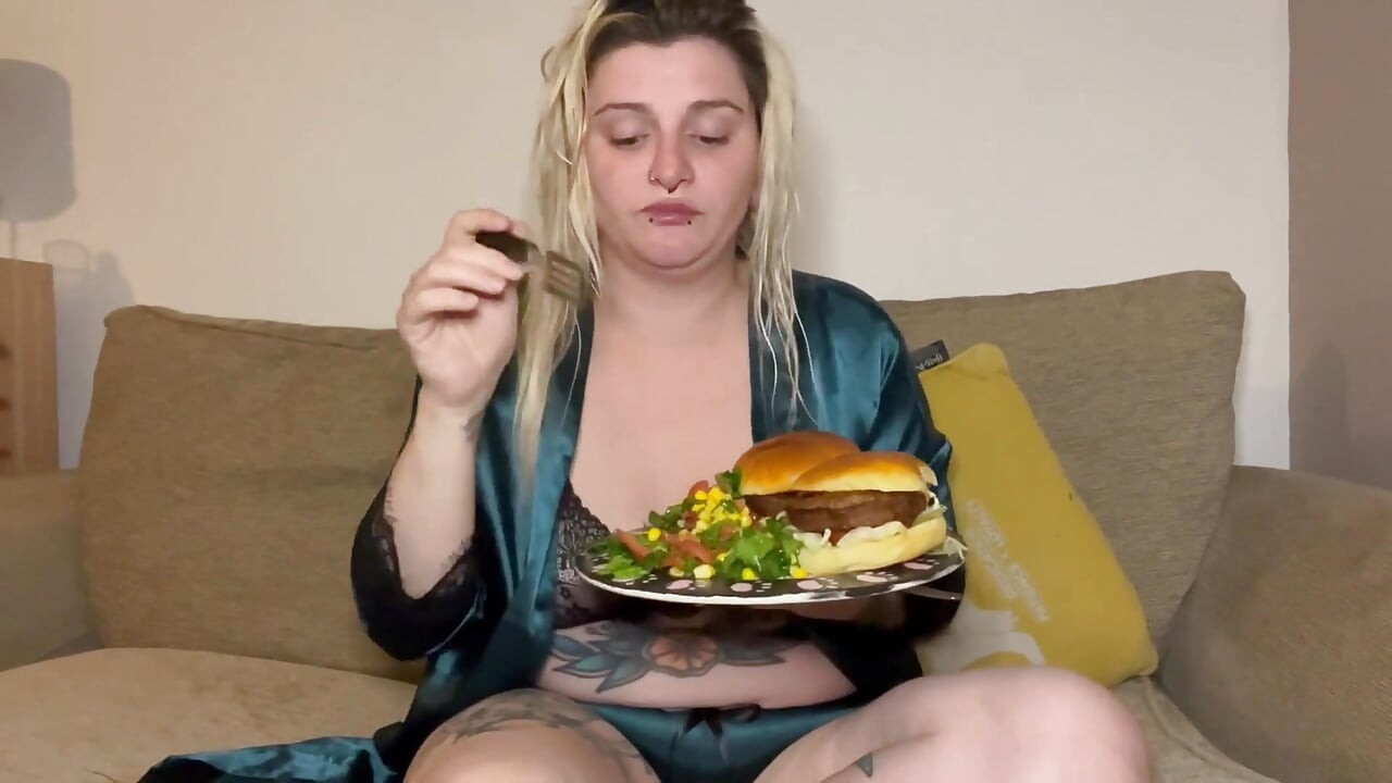 Snob to slob dağınık yeme ve geğirme burger mukbang