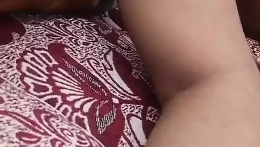 Oğlan bakire kızı vücut masajıyla seks için etkiliyor